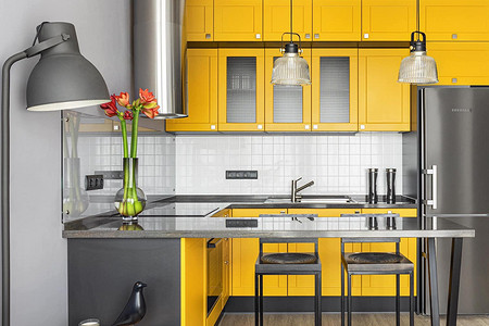 Желтая кухня, красная кровать и синяя дверь: маленькая квартира с яркими акцентами