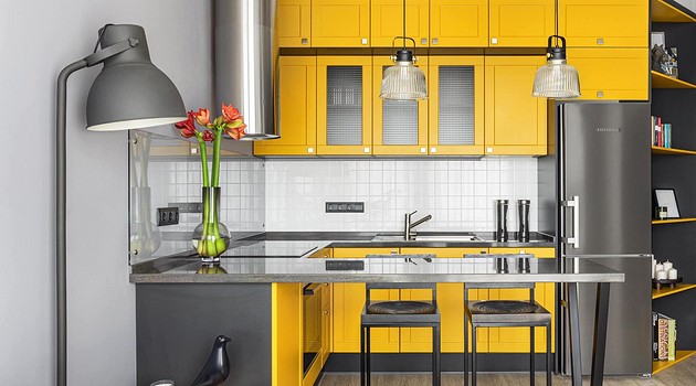 Желтая кухня, красная кровать и синяя дверь: маленькая квартира с яркими акцентами