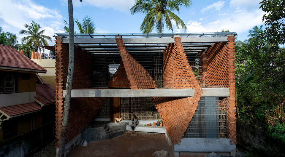 В Индии построили здание с изогнутыми кирпичными стенами