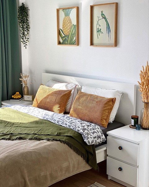Благодаря этому приему, композиция из декоративных подушек смотрится более законченной — их теплый горчичный цвет отлично гармонирует с зеленым.