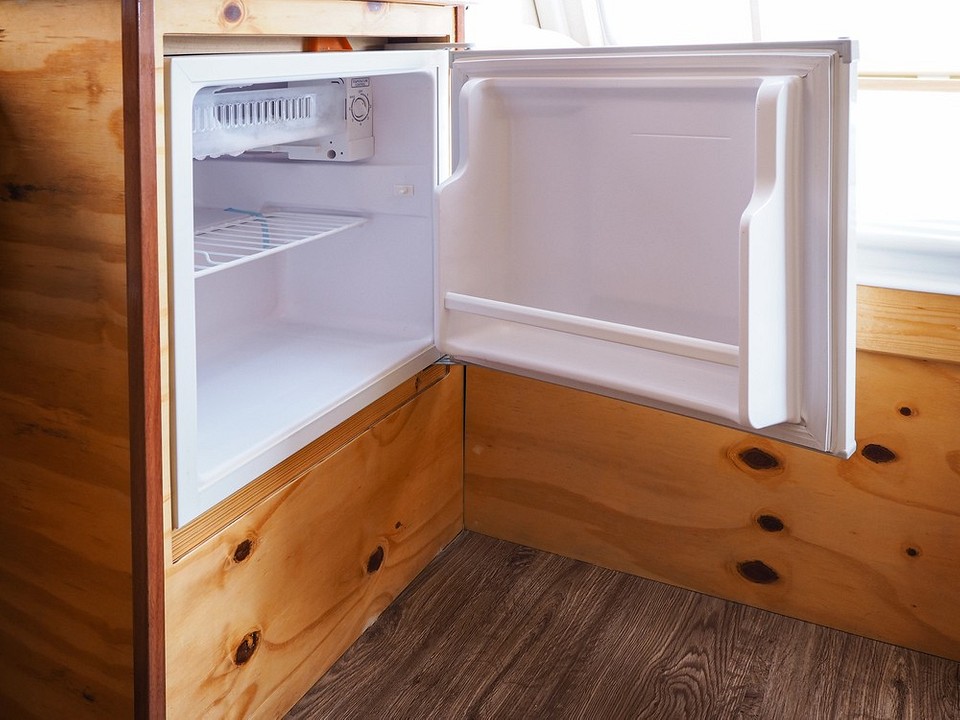 Топ встраиваемых холодильников. Встраиваемый холодильник для кухни. Выбор встраиваемого холодильника 2021. Фасад на обычный холодильник. ВСТРОЙКА обычного холодильника в шкаф.