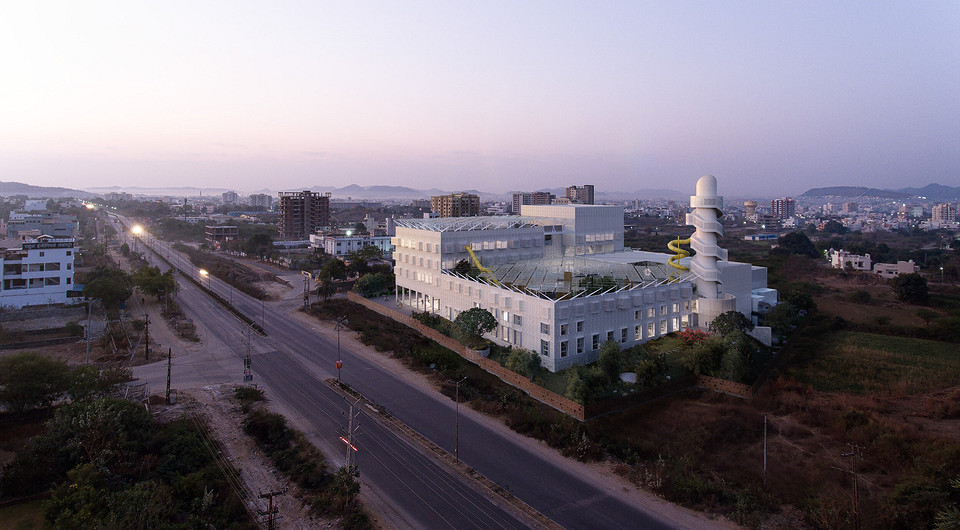 В Индии спроектировали культурный центр с сетчатыми стенами