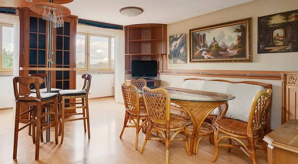 Певец Александр Серов выставил на продажу свою квартиру в Москве (и сообщил об этом в Instagram)