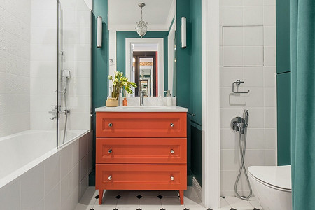 Яркий акцент: 6 красивых ванных комнат с цветной тумбой под раковину