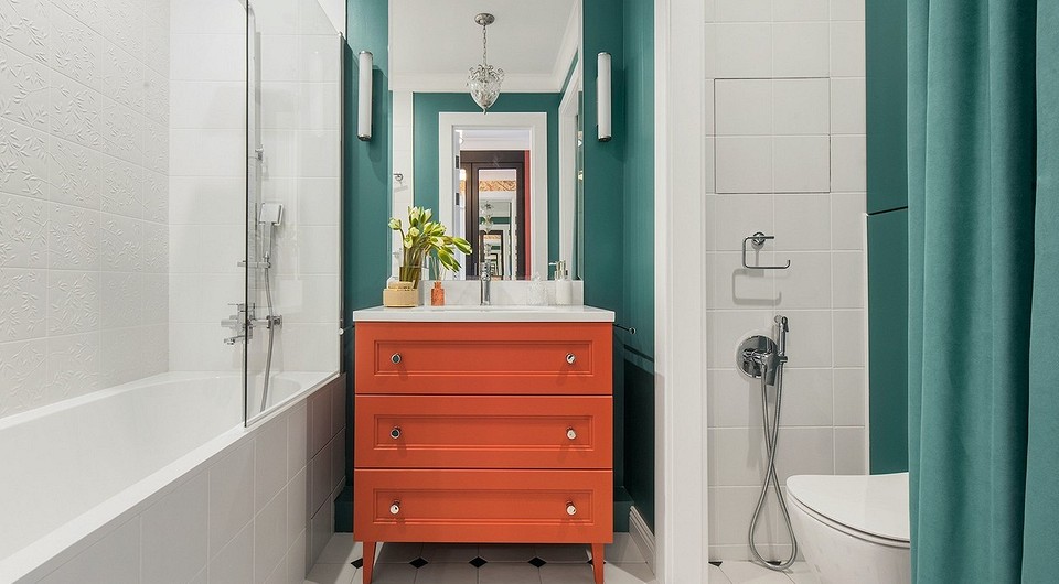 Яркий акцент: 7 красивых ванных комнат с цветной тумбой под раковину
