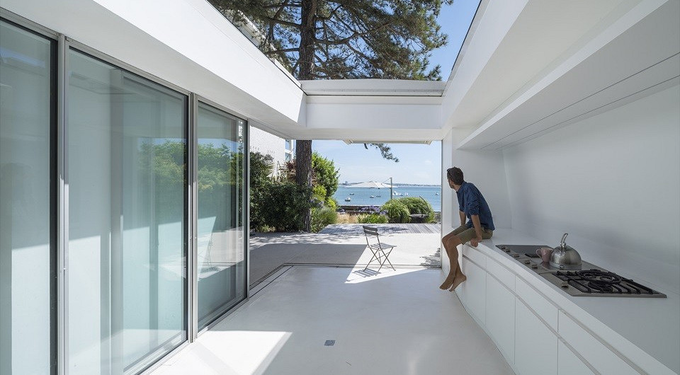 Дом с двигающейся крышей: во Франции из старой веранды сделали полноценное жилье