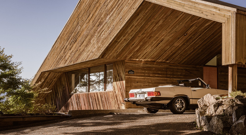 Треугольный дом на склоне горы: как выглядит необычное жилье за 291 млн рублей