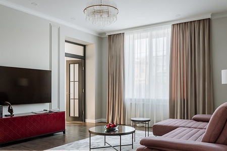 Светлые стены и классические приемы в интерьере: дом в Сколково для семьи