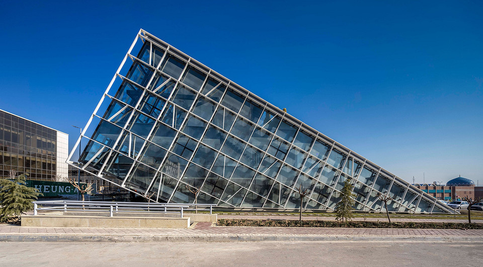 Наклонный дом: как выглядит необычное сооружение в Иране