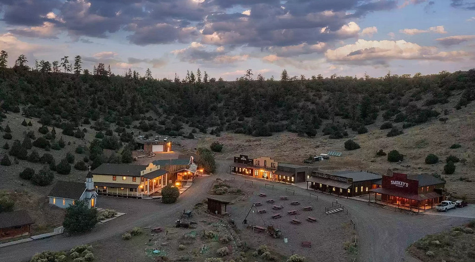 В США продается город в стиле Дикого Запада: с салуном, часовней и тиром