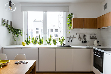 Белая квартира с яркими акцентами и мебелью ИКЕА: интерьер однушки в Санкт-Петербурге