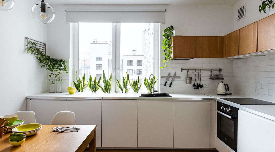 Белая квартира с яркими акцентами и мебелью ИКЕА: интерьер однушки в Санкт-Петербурге