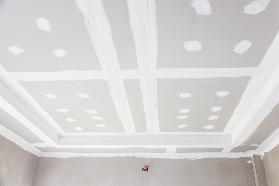 Потолок из гипсокартона своими руками: правила установки гипсокартона на потолок