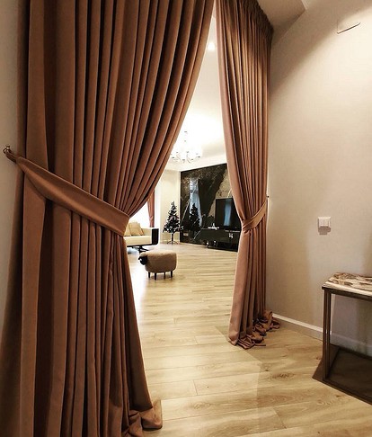 Декоративные шторы на дверной проем: 15 идей для оригинального дизайна