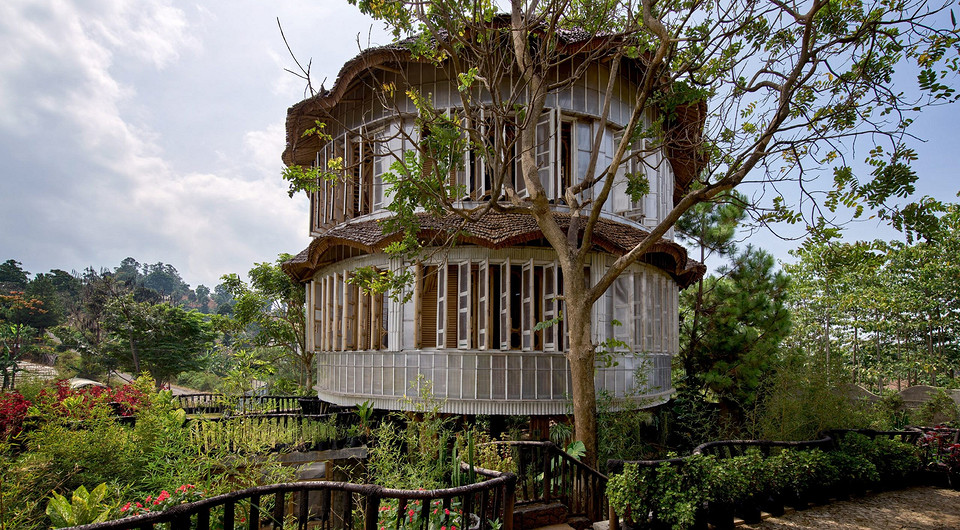 В Индонезии возвели бочкообразный дом на «ножках» из бамбука