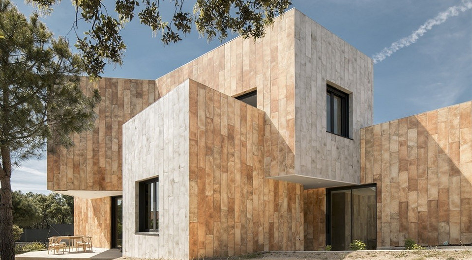 В испанском городе построили частный дом из кубов и прямоугольников
