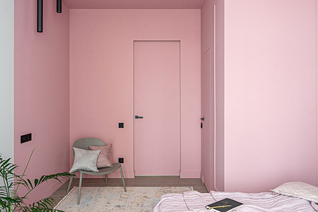 Серый и розовый: современная квартира в красивых оттенках для женщины и взрослого сына