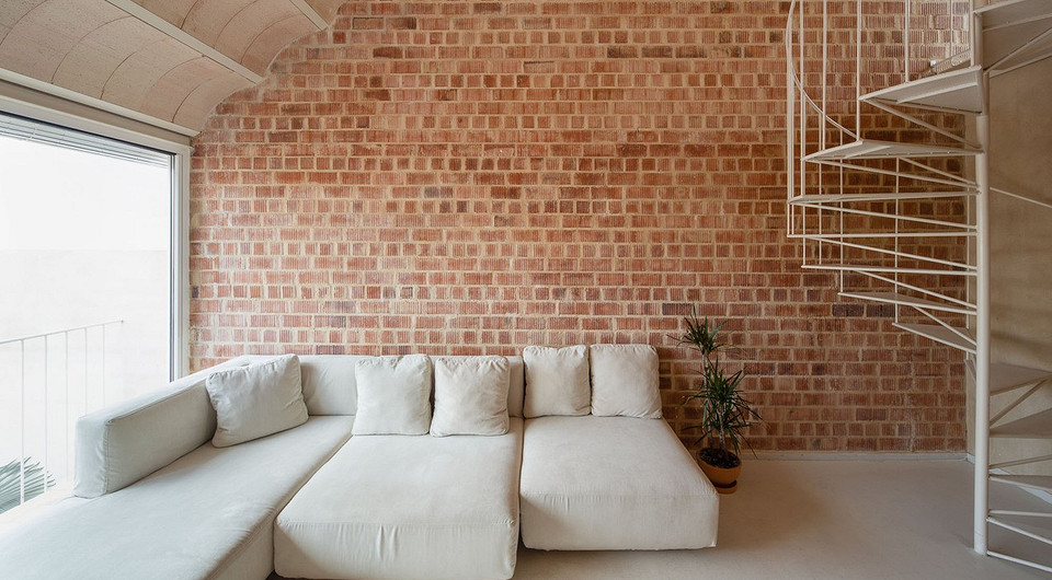 Архитекторы превратили старый дом шириной 3,5 м в испанском городе в комфортное жилье