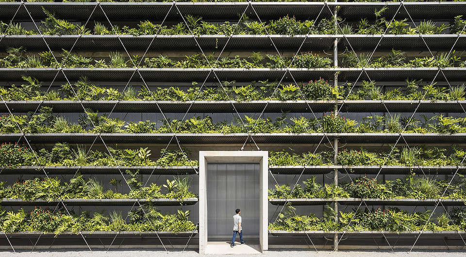 Во Вьетнаме построили здание со «стенами» из растений