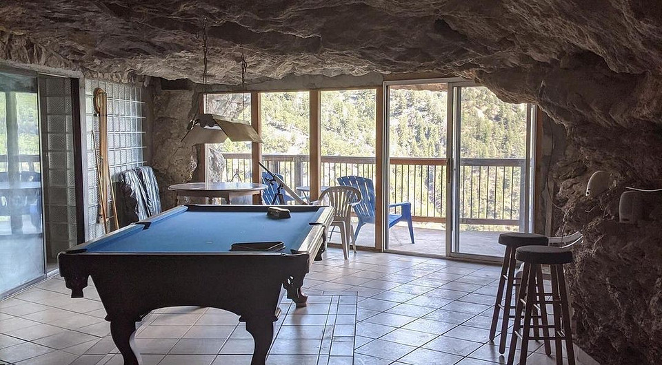 Посмотрите, как выглядит дом в настоящей горной пещере