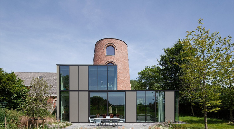 В Бельгии старую мельницу и хозяйственные здания превратили в жилой дом