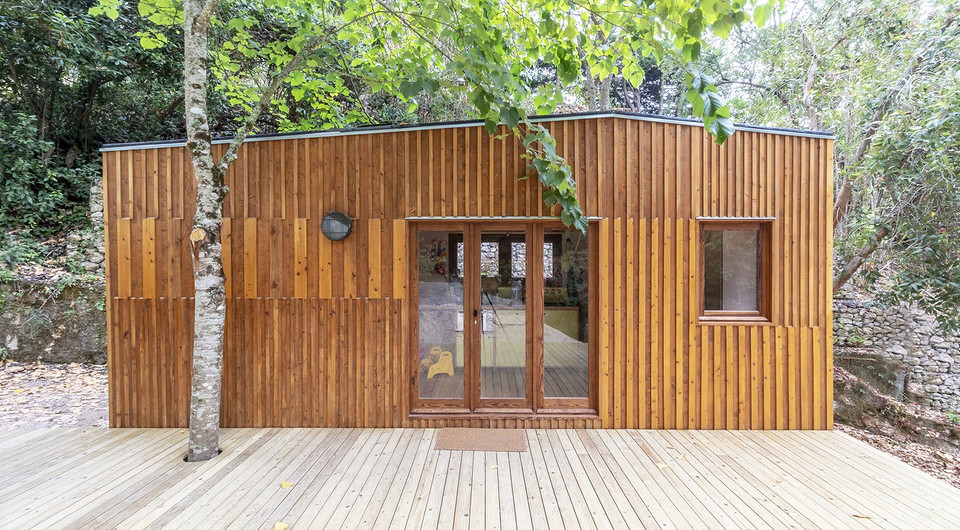 Всего 24 квадрата: архитекторы создали автономный дом на колесах для семьи с детьми из Португалии