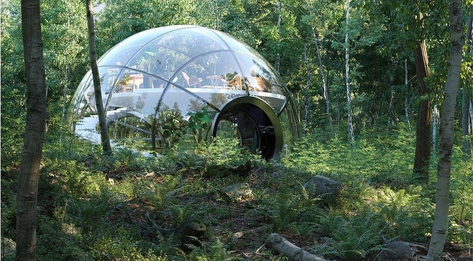Студия дизайна разработала проект глэмпинга в виде вращающейся стеклянной сферы