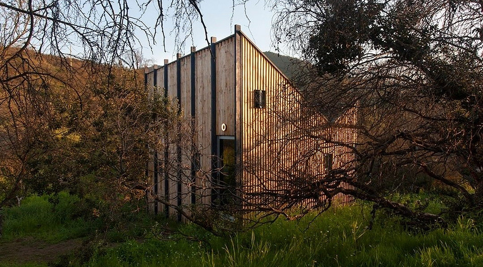 Вдохновила пандемия: дизайнеры построили мини-дом с угловой крышей вдали от города