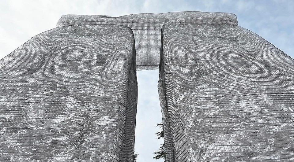 В Милане установили инсталляцию из 16 тыс. переработанных пластиковых бутылок в виде Стоунхенджа