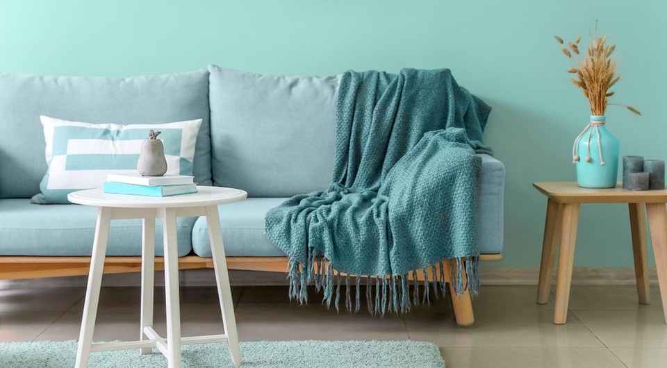 Бирюзовый диван – яркий элемент в интерьере.