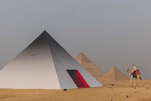 Художник установил инсталляцию в форме мини-пирамиды напротив египетских пирамид