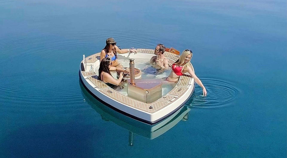 Дизайнеры создали лодку-джакузи для пяти человек