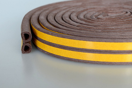 Как и чем заклеить окна на зиму, чтобы не мерзнуть: 9 материалов (от подручных до профессиональных)