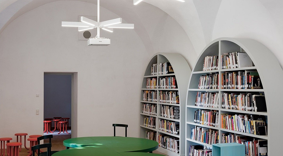 Дизайнер переделал средневековый испанский замок в библиотеку с арт-центром