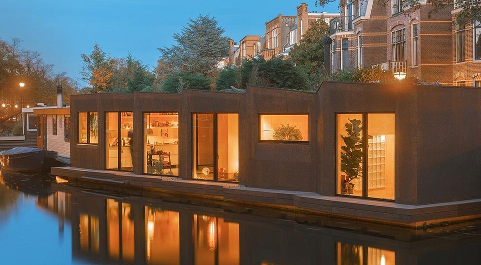 В Нидерландах построили плавучий дом вдоль живописного канала
