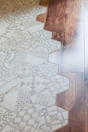 Стык плитки и ламината: 7 вариантов исполнения и особенности работ Стык плитки и ламината: 7 вариантов исполнения и особенности работ