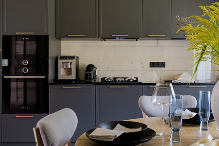 Как выглядит современный интерьер в традиционном доме из бруса: реальный пример