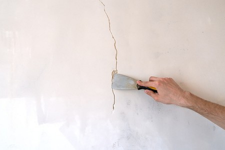 Чем заделать щель между стенами и как это сделать: 8 решений для разных ситуаций