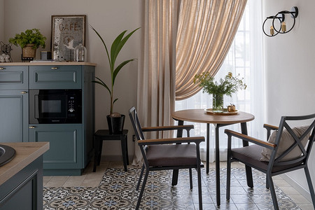 Как дизайнеры обустроили маленький гостевой дом 28 кв. м с атмосферой шале