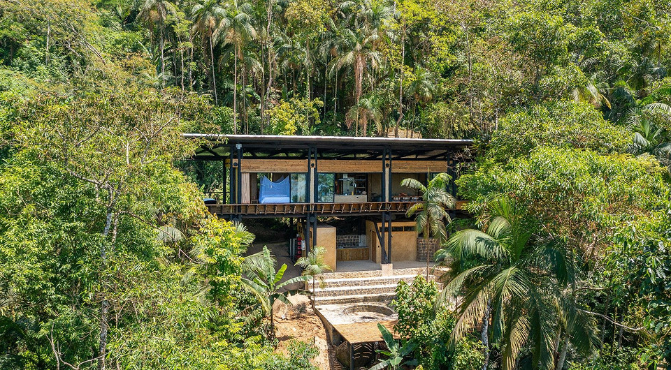Бразильская избушка: посреди джунглей построили дом на «ножках»