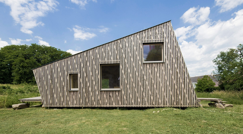 Как холм: в Австрии построили дом для отдыха необычной формы