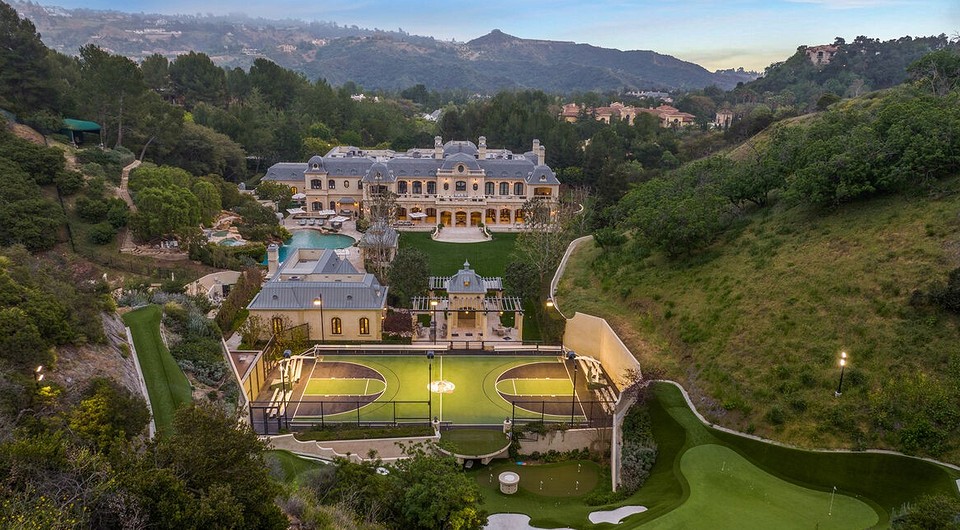 Актер Марк Уолберг решил снова попробовать продать большой особняк в Беверли-Хиллз