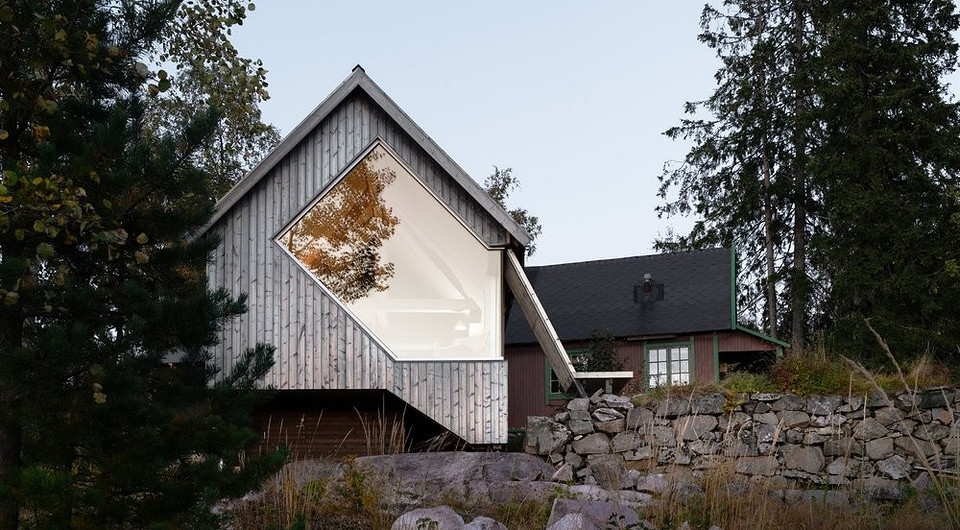 На современный лад: в Норвегии построили загородный дом с оригинальным остеклением