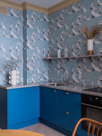 синие обои на кухне в интерьере фото