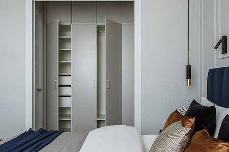 Как разместить гардеробную в спальне: 8 идей с планировками от дизайнеров