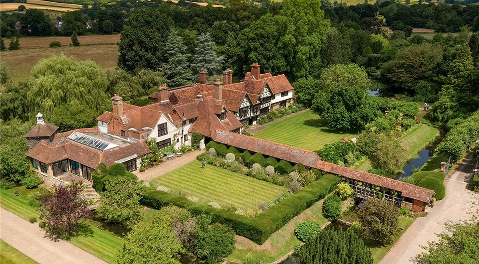 В Англии продается 1000-летний особняк с сохранившимися подписями королевской семьи