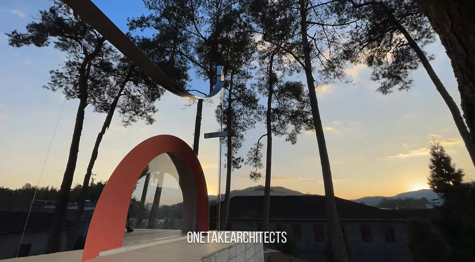 В китайской провинции построили кафе с зеркальным фасадом