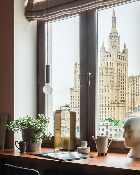 Получился компактный столик с красивым видом на сталинскую высотку. За ним удобно работать, заниматься творчеством или завтракать. Это отличное решение для небольших квартир, где нет возм...