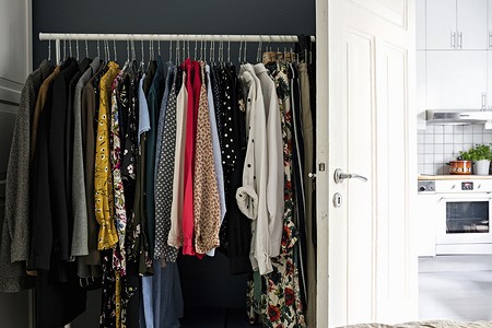 Не просто шкаф: 10 удобных решений для хранения одежды в маленькой квартире