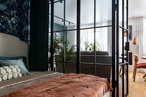 Красивая отделка и мини-спальня за стеклянной перегородкой: уютная квартира дизайнера